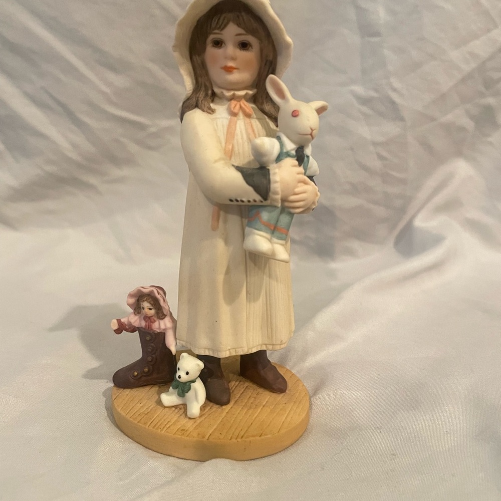 Charming Porcelain Figurine in Cream